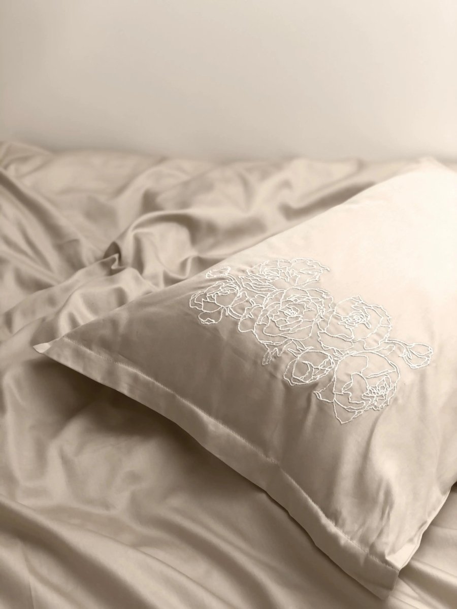 Pościel satynowa haftowana z merceryzowanej bawełny tureckiej 140 g/m² – latte z haftem piwonii | Kolekcja Haftowana Wivanco Bedding