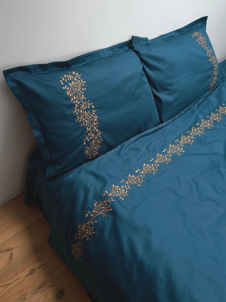 Pościel satynowa haftowana z merceryzowanej bawełny tureckiej 140 g/m² – petrolowa z miedzianym haftem gałązek | Kolekcja Haftowana Wivanco Bedding