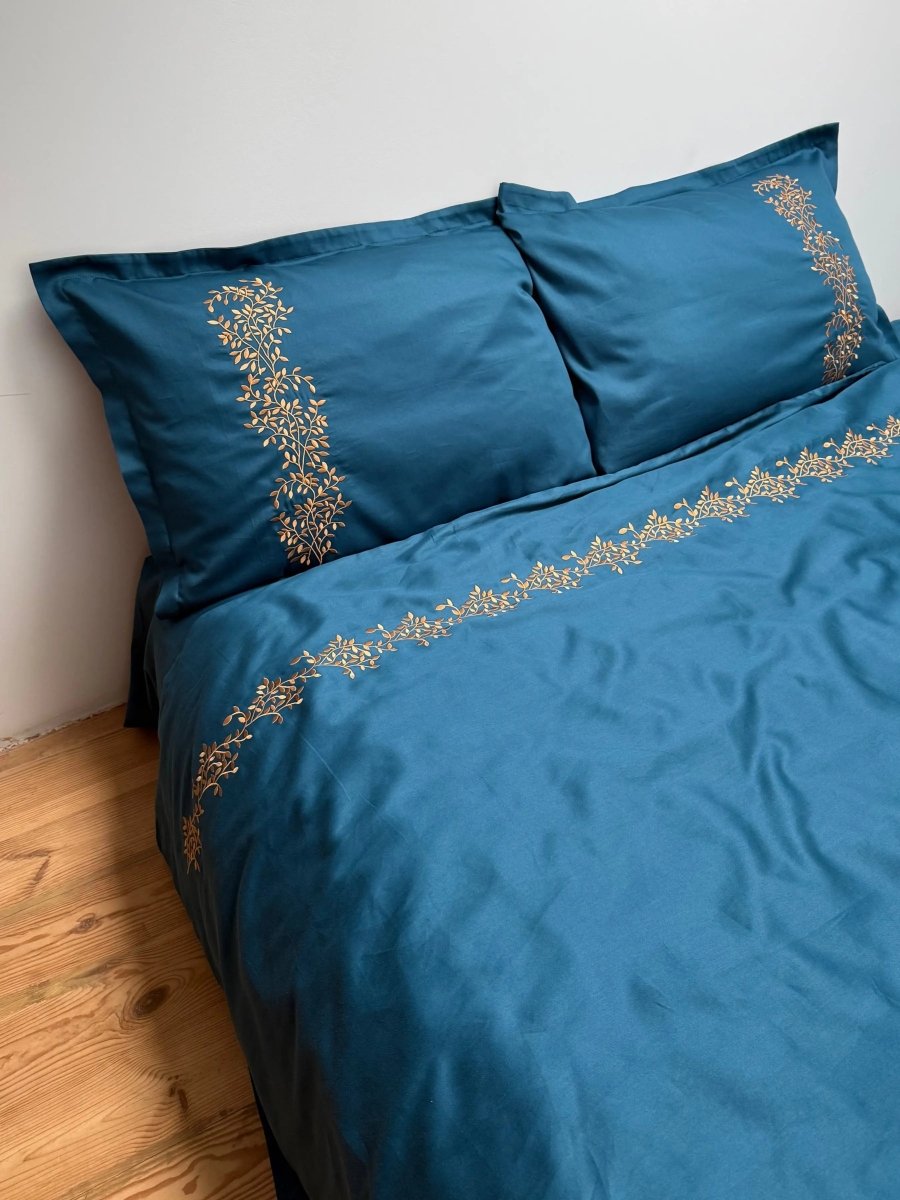 Pościel satynowa haftowana z merceryzowanej bawełny tureckiej 140 g/m² – petrolowa z miedzianym haftem gałązek | Kolekcja Haftowana Wivanco Bedding