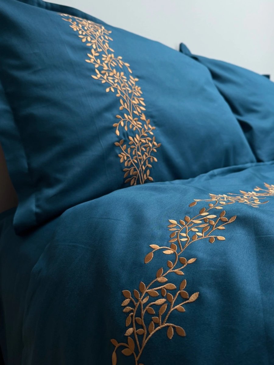 Pościel satynowa haftowana z merceryzowanej bawełny tureckiej 140 g/m² – petrolowa z miedzianym haftem gałązek | Kolekcja Haftowana Wivanco Bedding