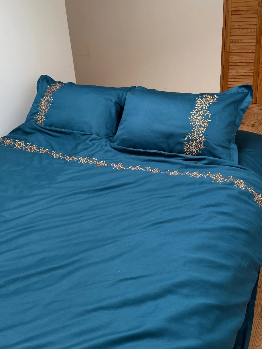 Pościel satynowa haftowana z merceryzowanej bawełny tureckiej 140 g/m² – petrolowa z miedzianym haftem gałązek | Kolekcja Haftowana Wivanco Bedding