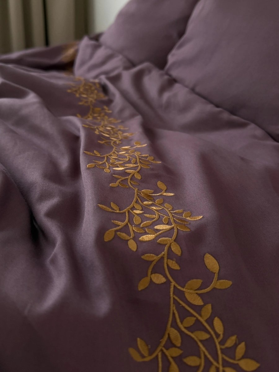 Pościel satynowa haftowana z merceryzowanej bawełny tureckiej 140 g/m² – śliwkowa z haftem gałązek | Kolekcja Haftowana Wivanco Bedding