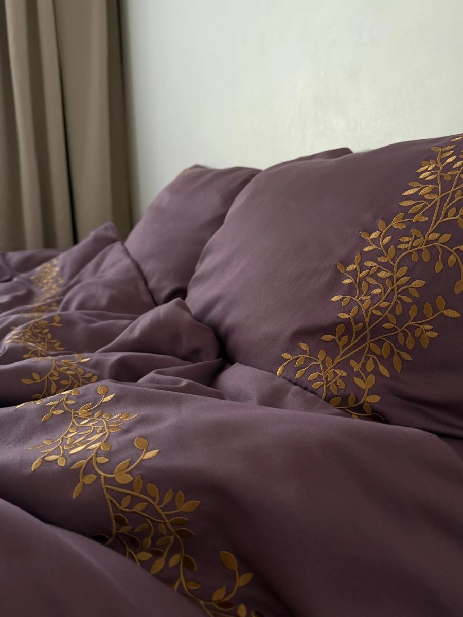 Pościel satynowa haftowana z merceryzowanej bawełny tureckiej 140 g/m² – śliwkowa z haftem gałązek | Kolekcja Haftowana Wivanco Bedding
