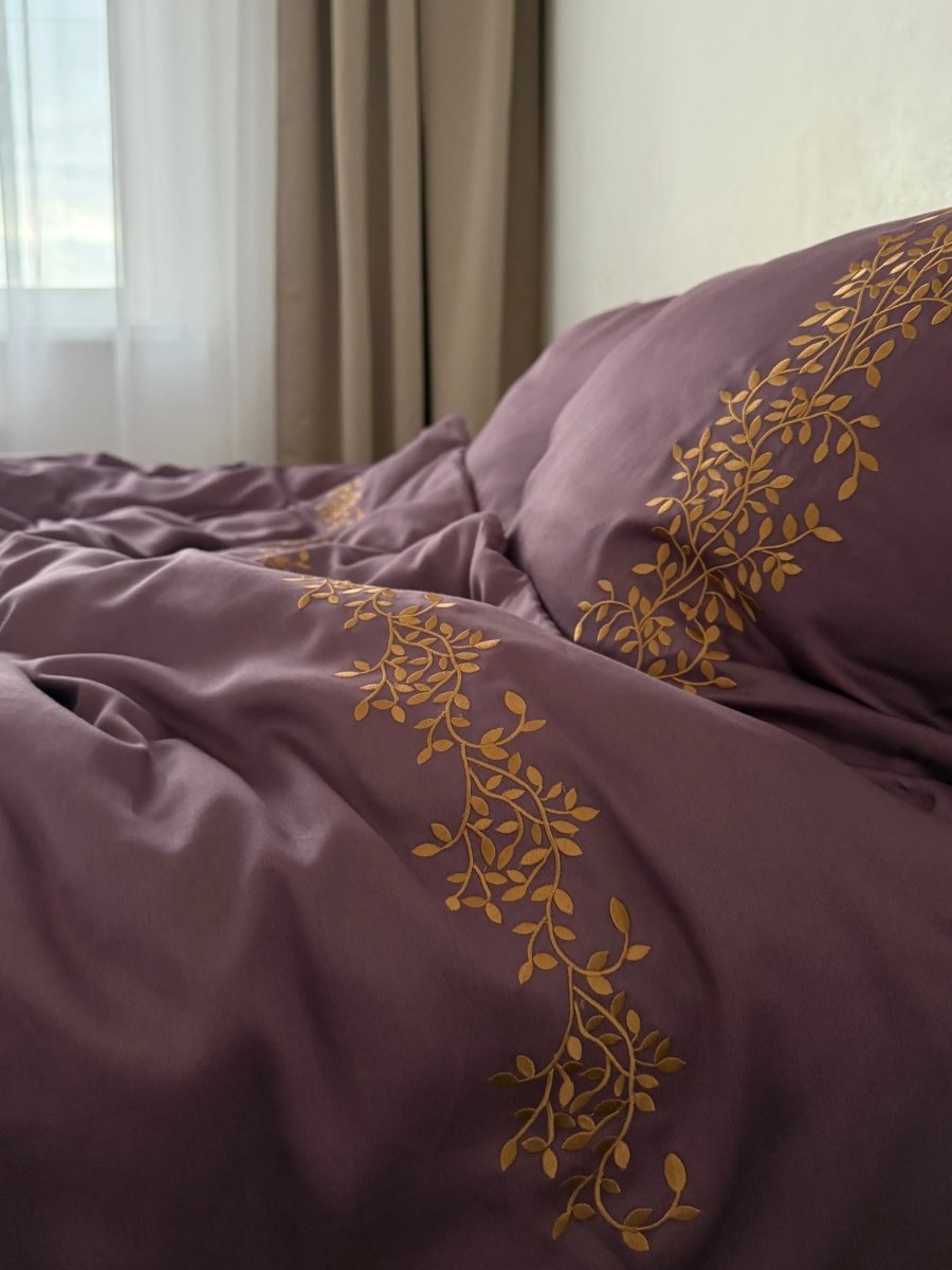 Pościel satynowa haftowana z merceryzowanej bawełny tureckiej 140 g/m² – śliwkowa z haftem gałązek | Kolekcja Haftowana Wivanco Bedding