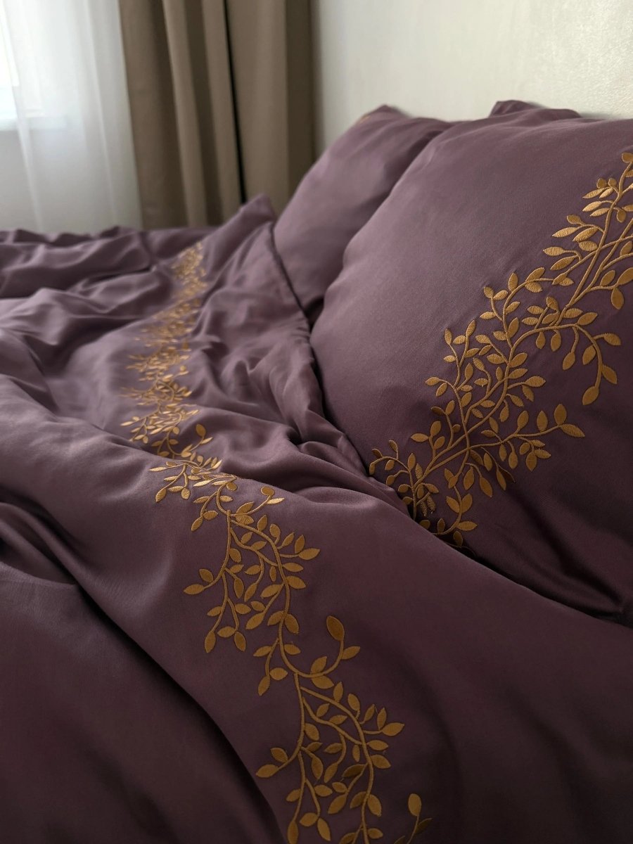 Pościel satynowa haftowana z merceryzowanej bawełny tureckiej 140 g/m² – śliwkowa z haftem gałązek | Kolekcja Haftowana Wivanco Bedding