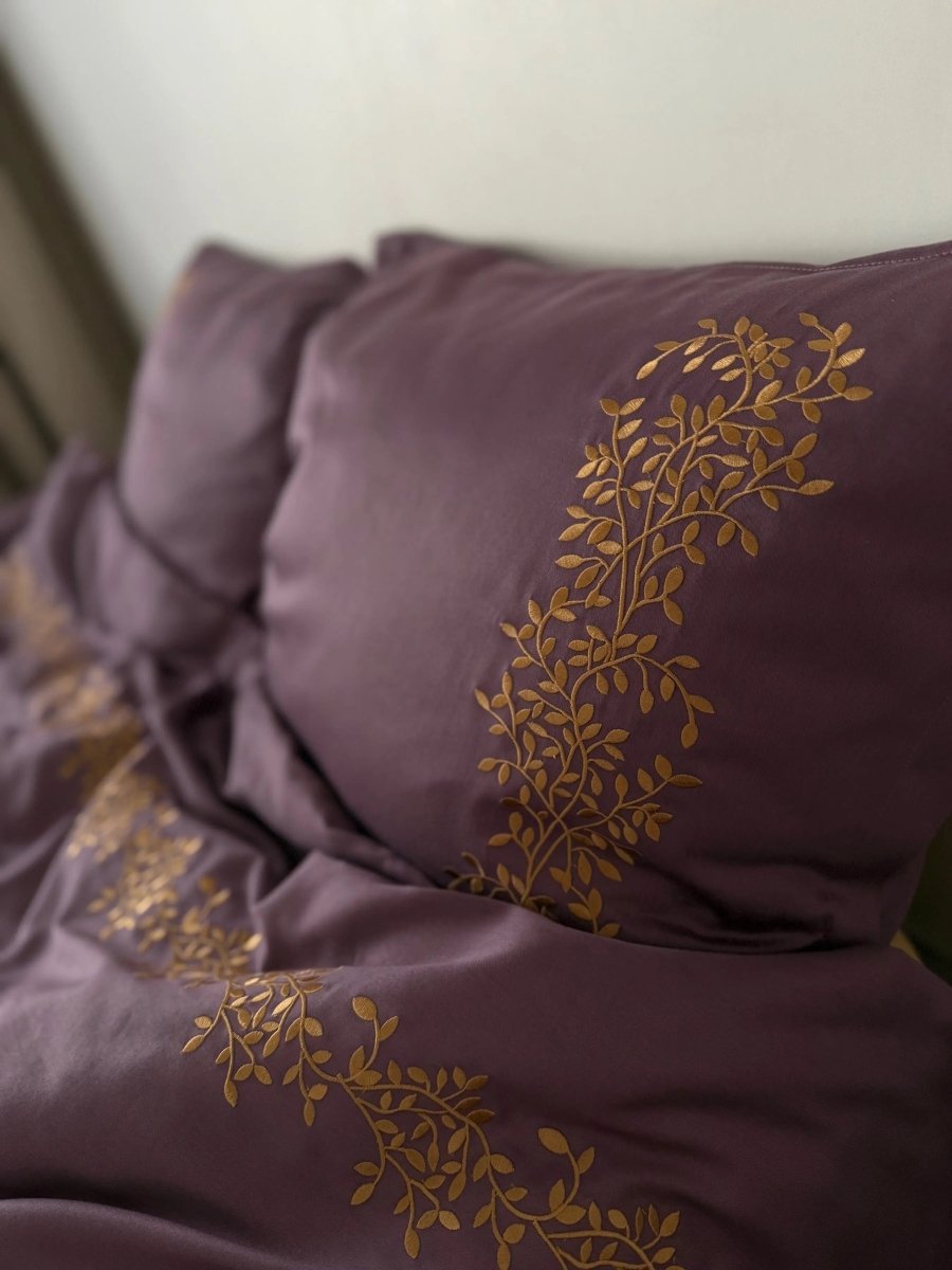 Pościel satynowa haftowana z merceryzowanej bawełny tureckiej 140 g/m² – śliwkowa z haftem gałązek | Kolekcja Haftowana Wivanco Bedding