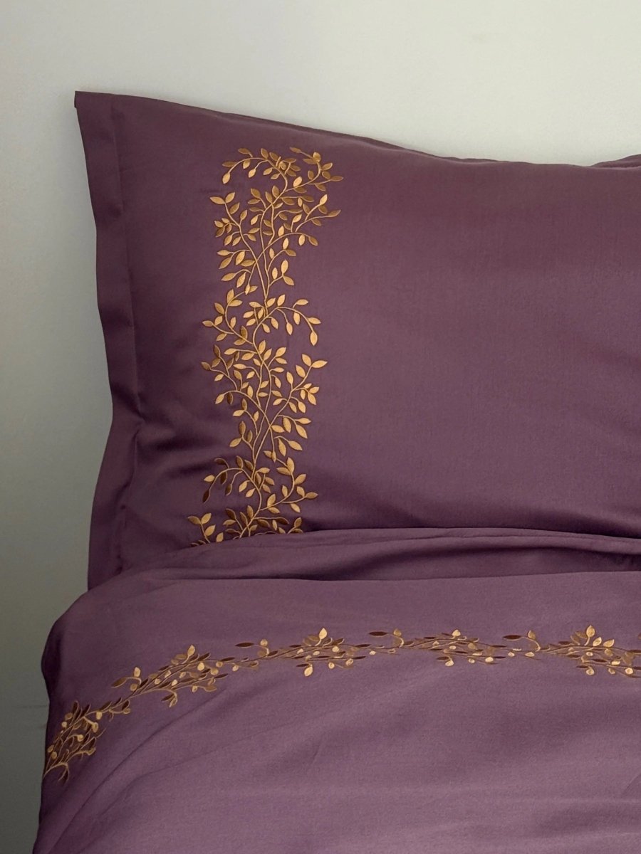 Pościel satynowa haftowana z merceryzowanej bawełny tureckiej 140 g/m² – śliwkowa z haftem gałązek | Kolekcja Haftowana Wivanco Bedding