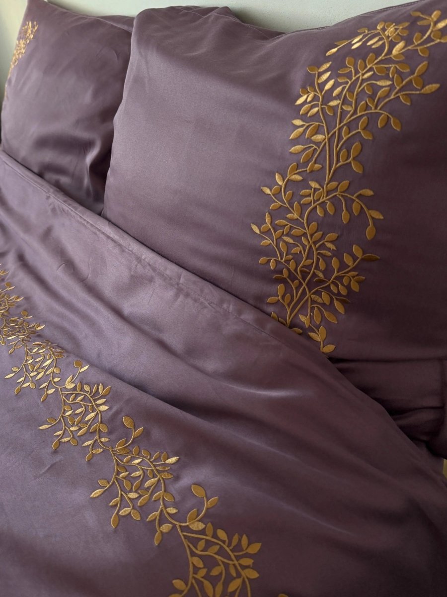 Pościel satynowa haftowana z merceryzowanej bawełny tureckiej 140 g/m² – śliwkowa z haftem gałązek | Kolekcja Haftowana Wivanco Bedding