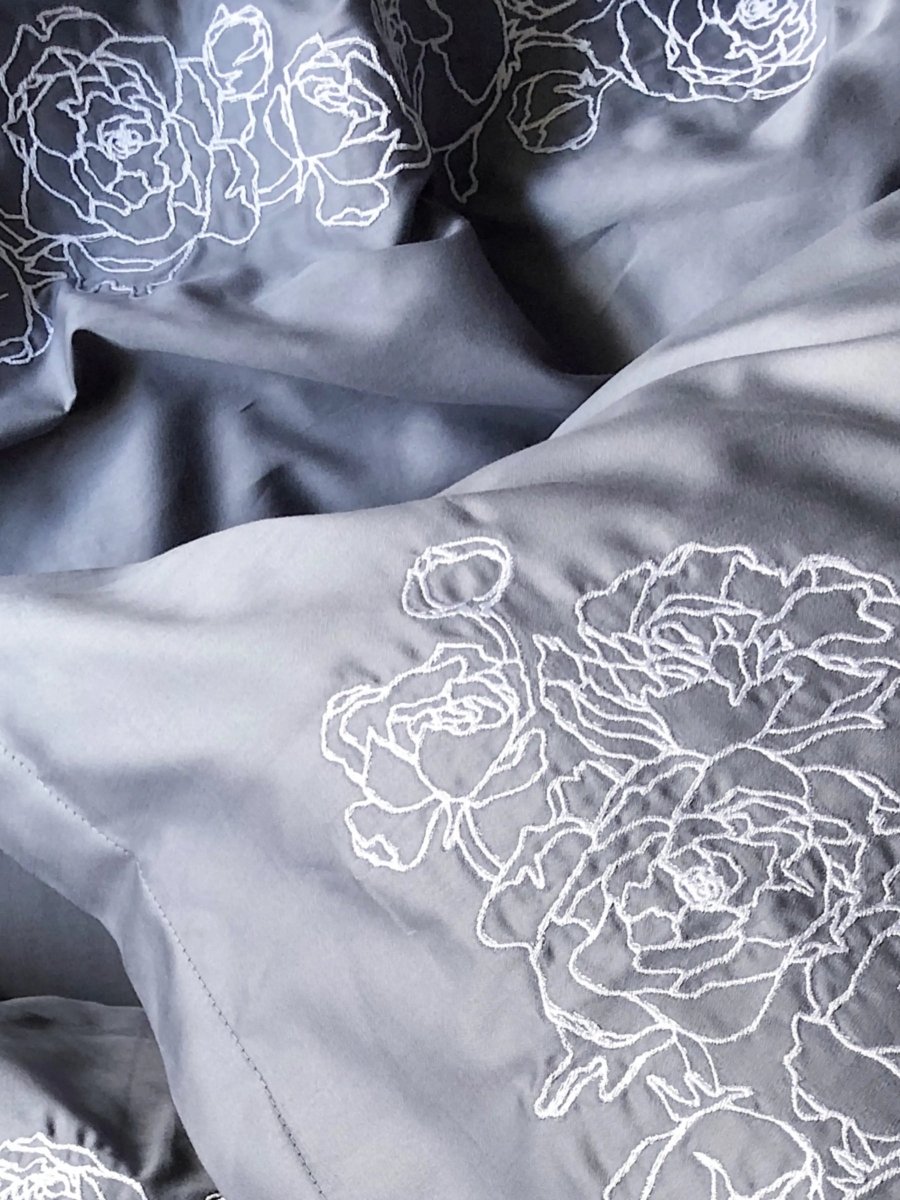 Pościel satynowa haftowana z merceryzowanej bawełny tureckiej 140 g/m² – ciemnoszara z białym haftem piwonii | Kolekcja Haftowana Wivanco Bedding