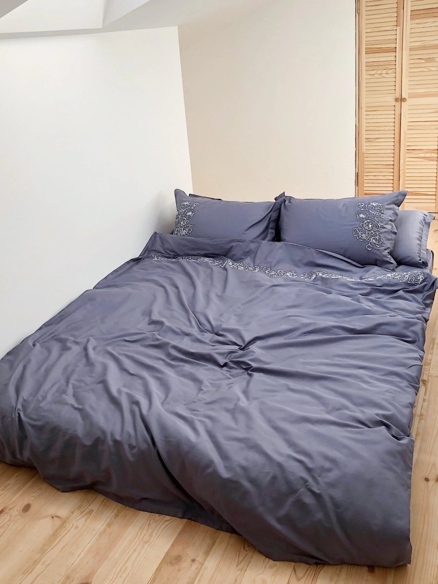 Pościel satynowa haftowana z merceryzowanej bawełny tureckiej 140 g/m² – ciemnoszara z białym haftem piwonii | Kolekcja Haftowana Wivanco Bedding