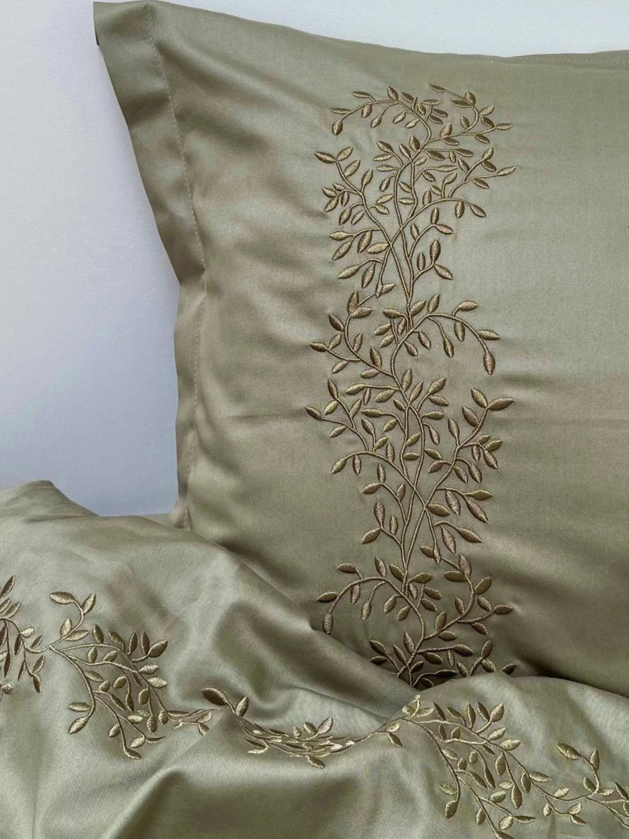 Pościel satynowa haftowana z merceryzowanej bawełny tureckiej 140 g/m² – oliwkowa z haftem gałązek | Kolekcja Haftowana Wivanco Bedding