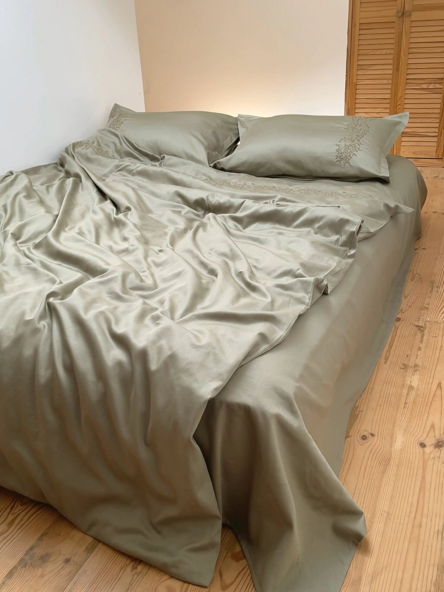 Pościel satynowa haftowana z merceryzowanej bawełny tureckiej 140 g/m² – oliwkowa z haftem gałązek | Kolekcja Haftowana Wivanco Bedding