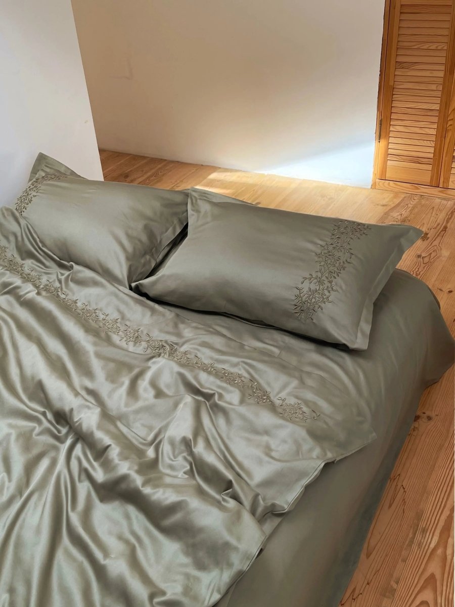 Pościel satynowa haftowana z merceryzowanej bawełny tureckiej 140 g/m² – oliwkowa z haftem gałązek | Kolekcja Haftowana Wivanco Bedding