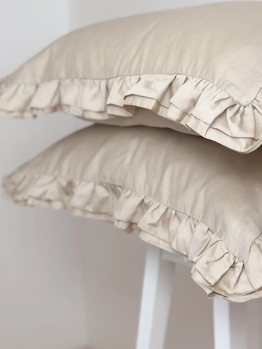 Pościel satynowa z merceryzowanej bawełny tureckiej 140 g/m² – beżowy latte z falbanką | Kolekcja Falbanki Wivanco Bedding