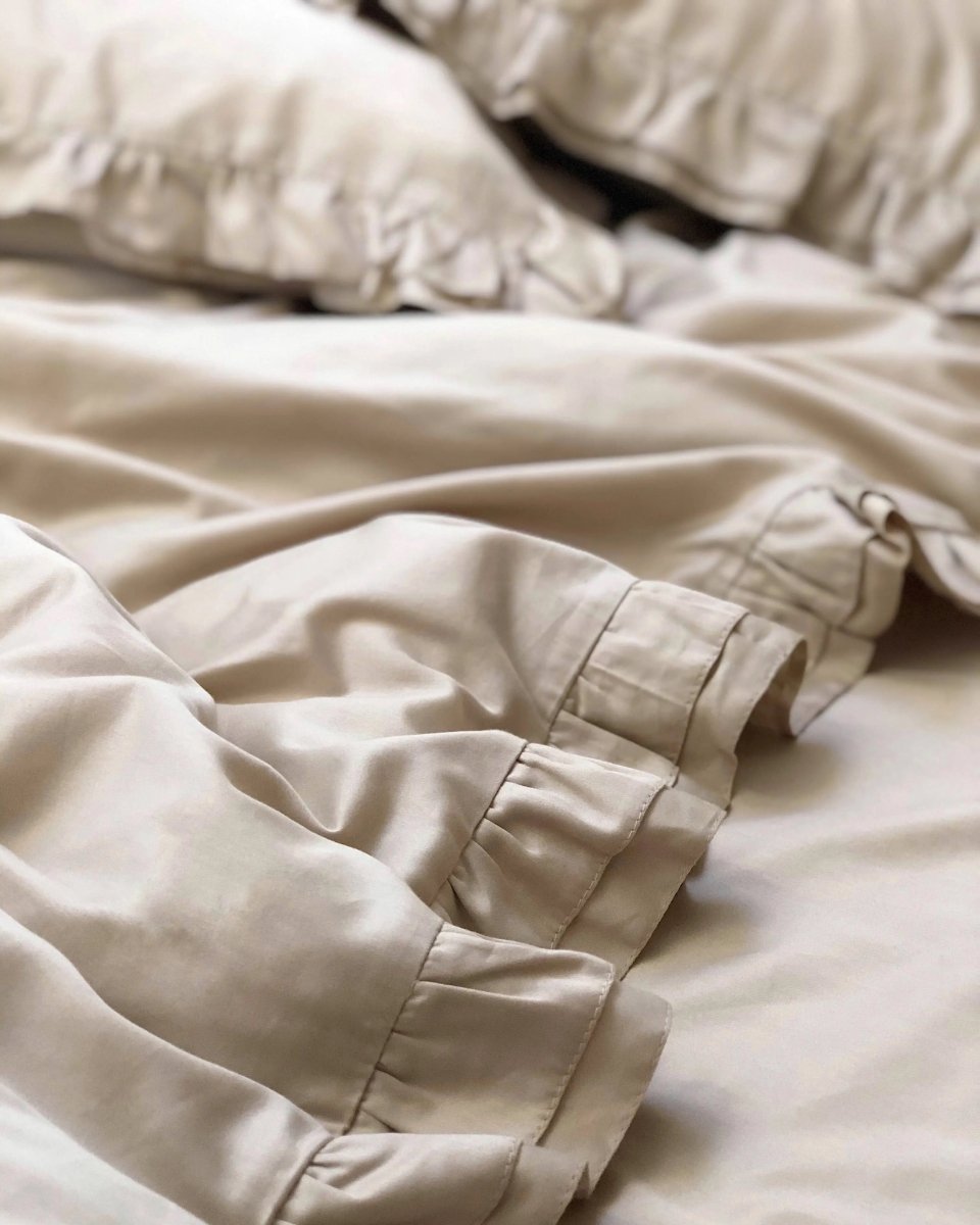 Pościel satynowa z merceryzowanej bawełny tureckiej 140 g/m² – beżowy latte z falbanką | Kolekcja Falbanki Wivanco Bedding