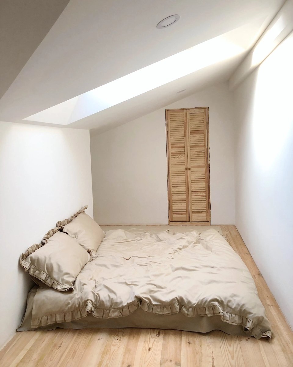 Pościel satynowa z merceryzowanej bawełny tureckiej 140 g/m² – beżowy latte z falbanką | Kolekcja Falbanki Wivanco Bedding