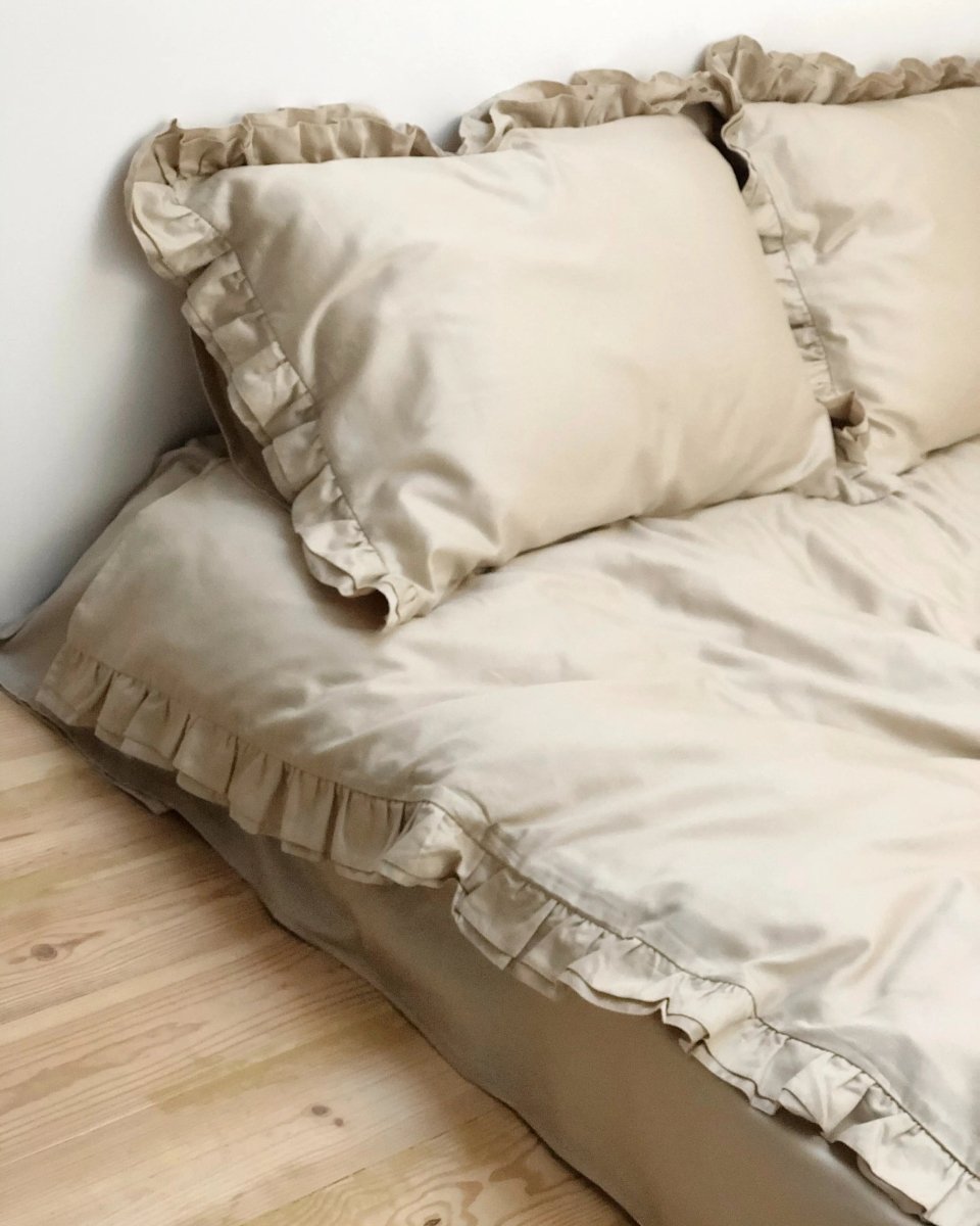 Pościel satynowa z merceryzowanej bawełny tureckiej 140 g/m² – beżowy latte z falbanką | Kolekcja Falbanki Wivanco Bedding