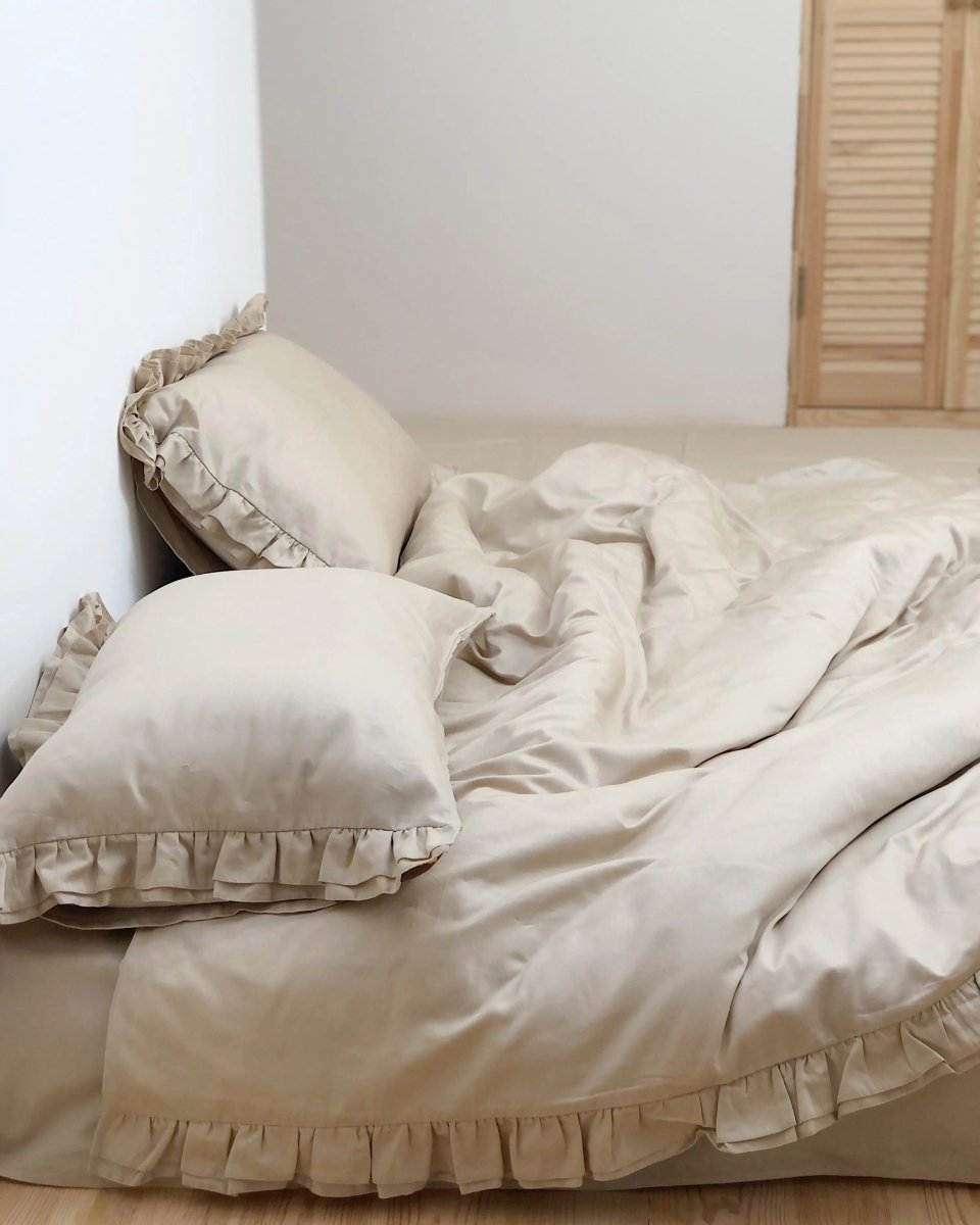 Pościel satynowa z merceryzowanej bawełny tureckiej 140 g/m² – beżowy latte z falbanką | Kolekcja Falbanki Wivanco Bedding