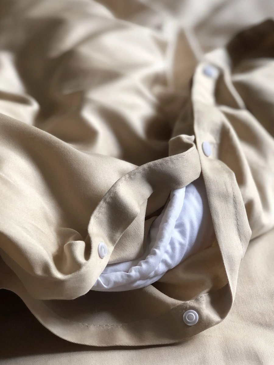 Pościel satynowa z merceryzowanej bawełny tureckiej 140 g/m² – beżowy latte z falbanką | Kolekcja Falbanki Wivanco Bedding