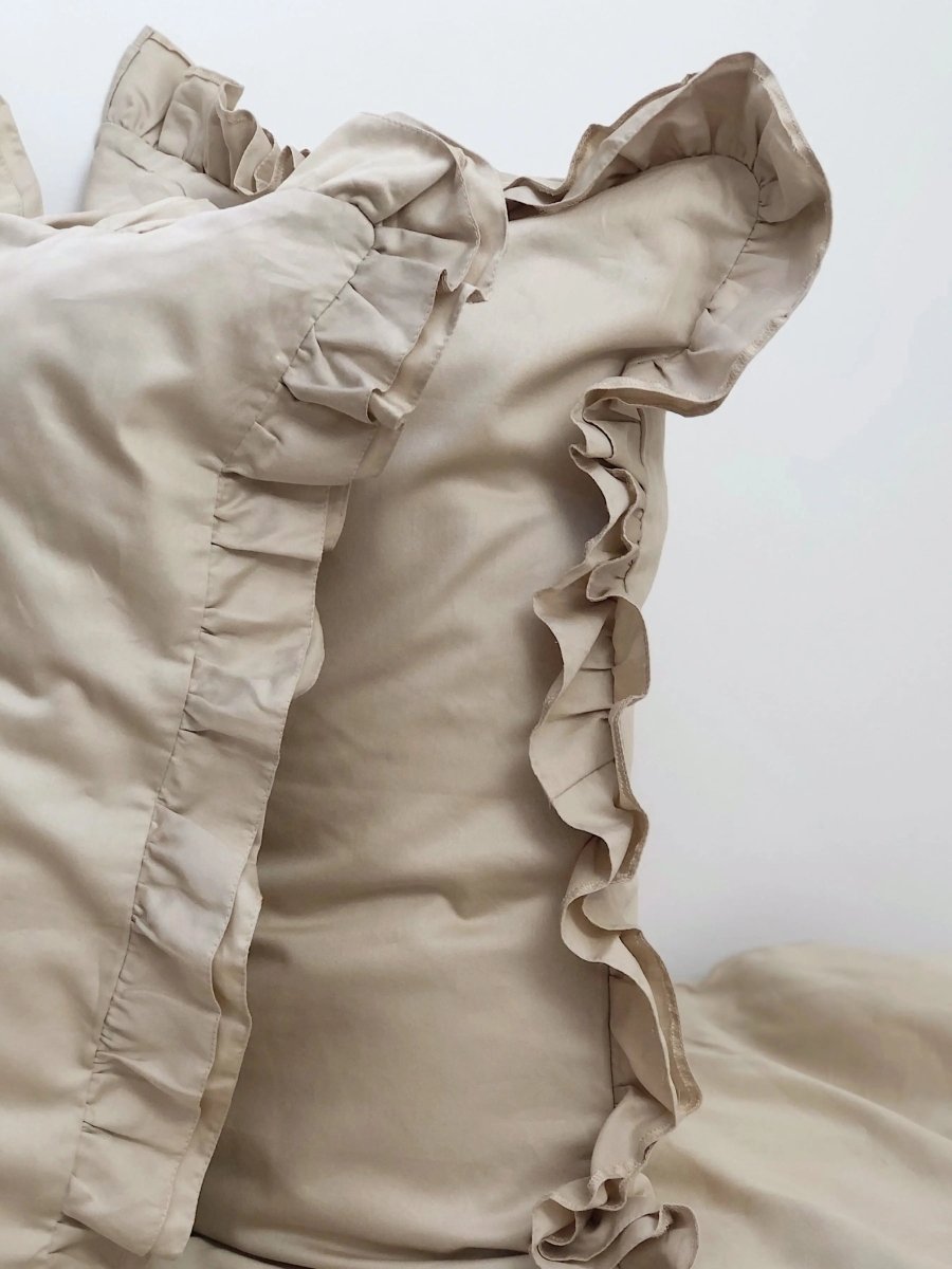 Pościel satynowa z merceryzowanej bawełny tureckiej 140 g/m² – beżowy latte z falbanką | Kolekcja Falbanki Wivanco Bedding