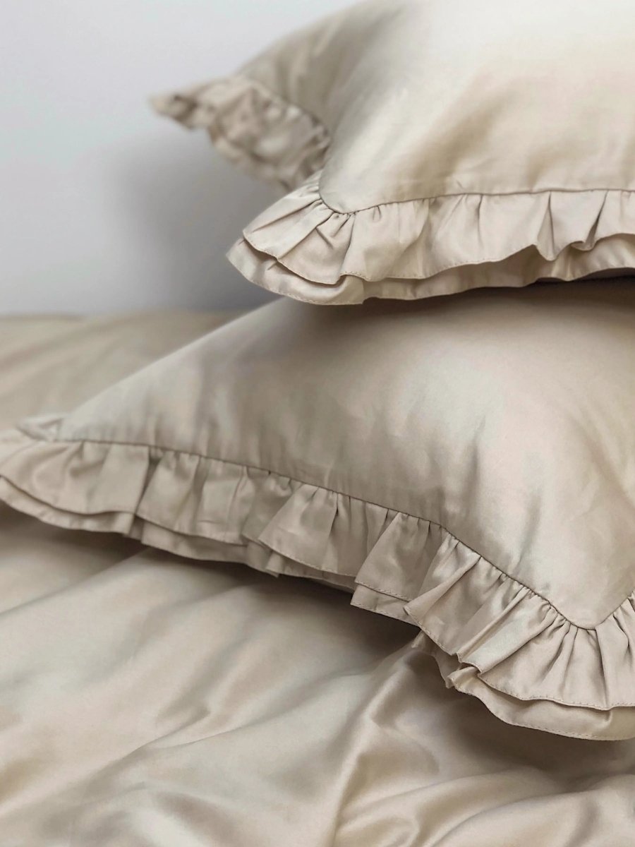Pościel satynowa z merceryzowanej bawełny tureckiej 140 g/m² – beżowy latte z falbanką | Kolekcja Falbanki Wivanco Bedding