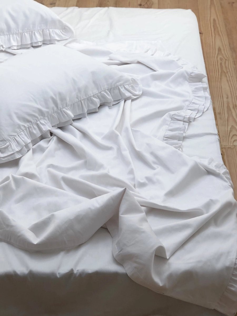 Pościel satynowa z merceryzowanej bawełny tureckiej 140 g/m² – biała z falbanką | Kolekcja Falbanki Wivanco Bedding