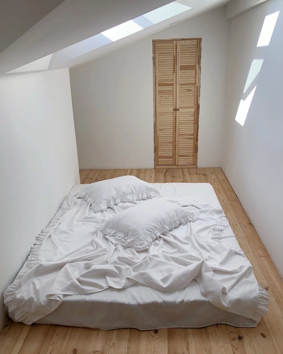 Pościel satynowa z merceryzowanej bawełny tureckiej 140 g/m² – biała z falbanką | Kolekcja Falbanki Wivanco Bedding
