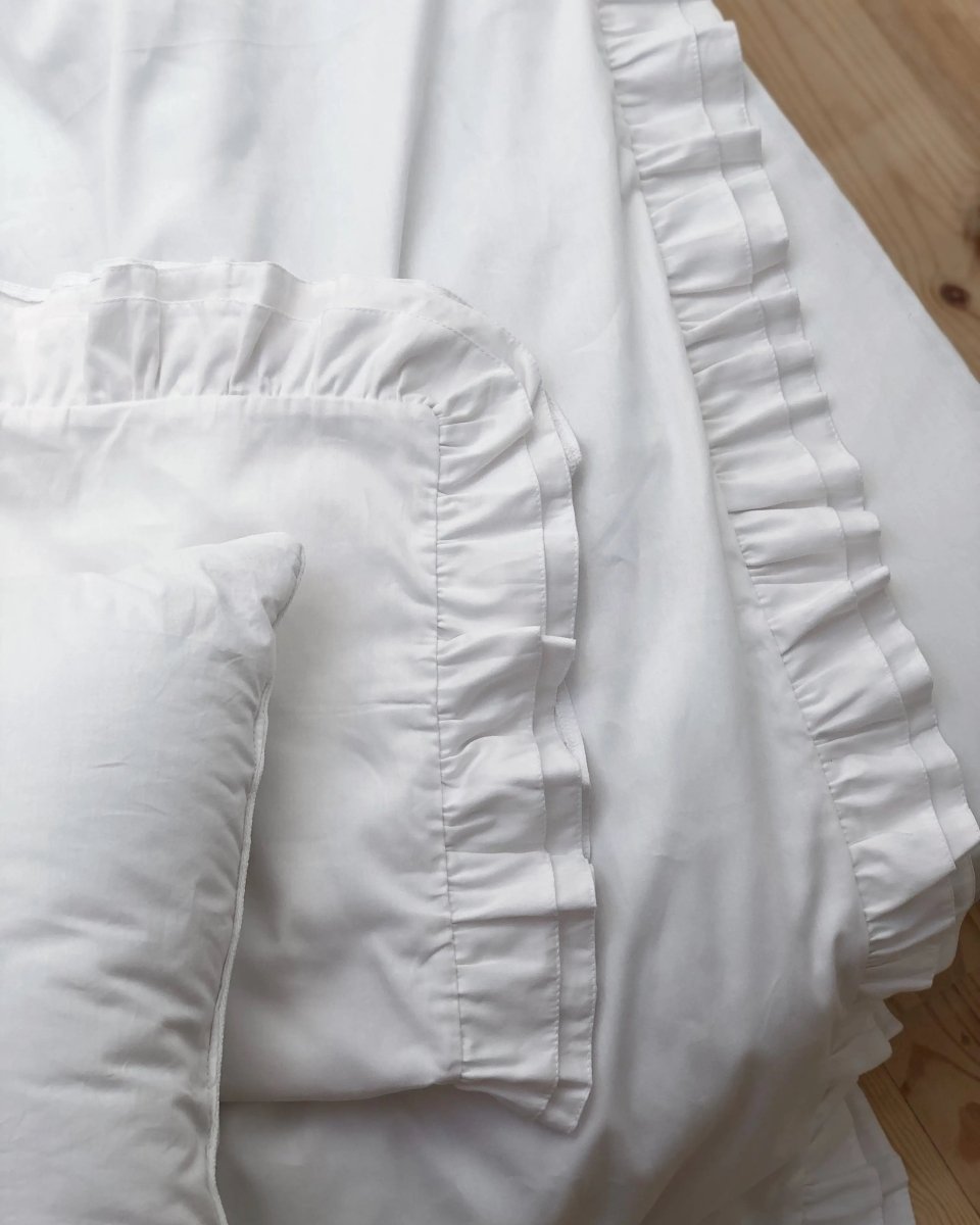 Pościel satynowa z merceryzowanej bawełny tureckiej 140 g/m² – biała z falbanką | Kolekcja Falbanki Wivanco Bedding