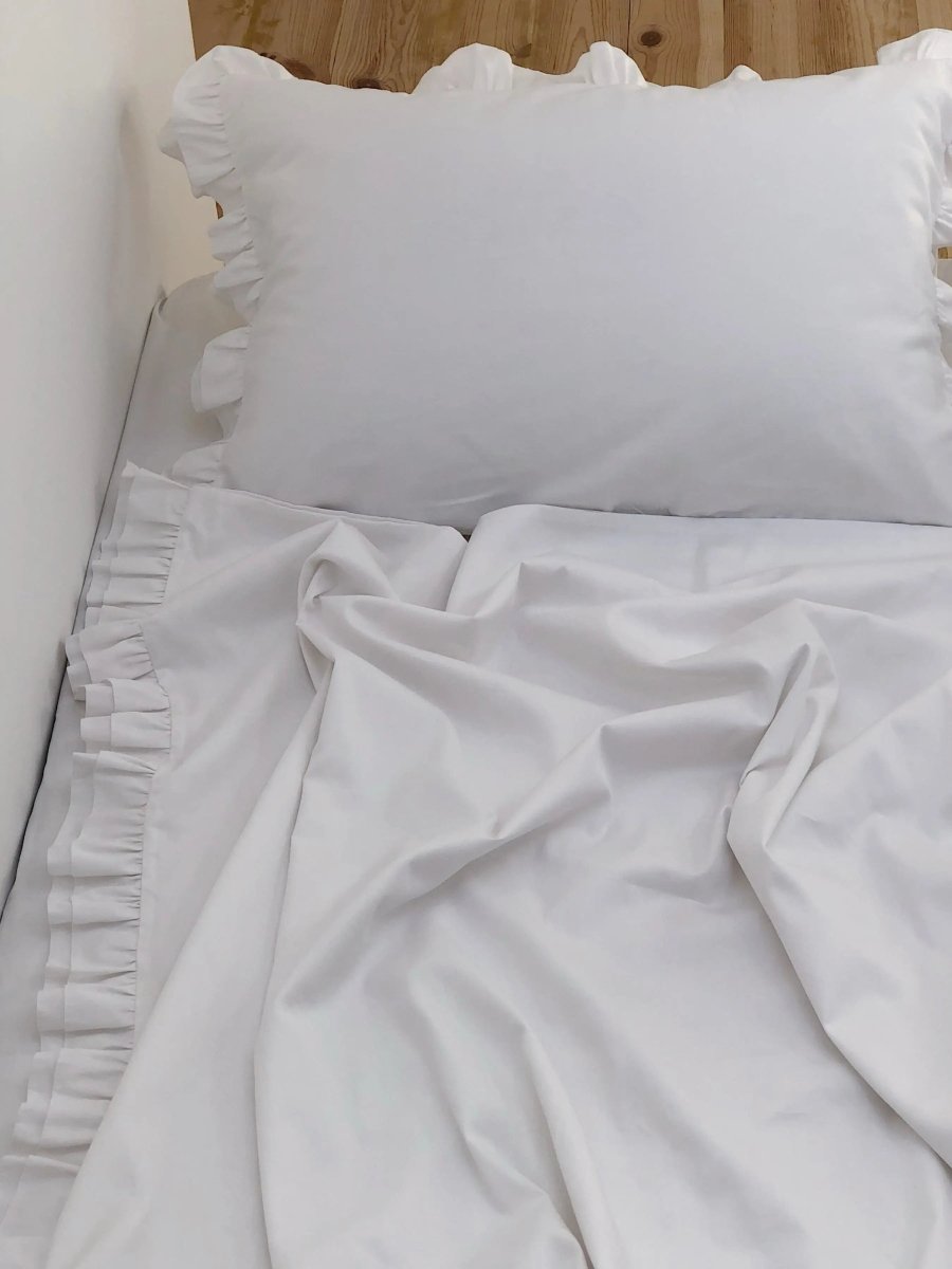 Pościel satynowa z merceryzowanej bawełny tureckiej 140 g/m² – biała z falbanką | Kolekcja Falbanki Wivanco Bedding