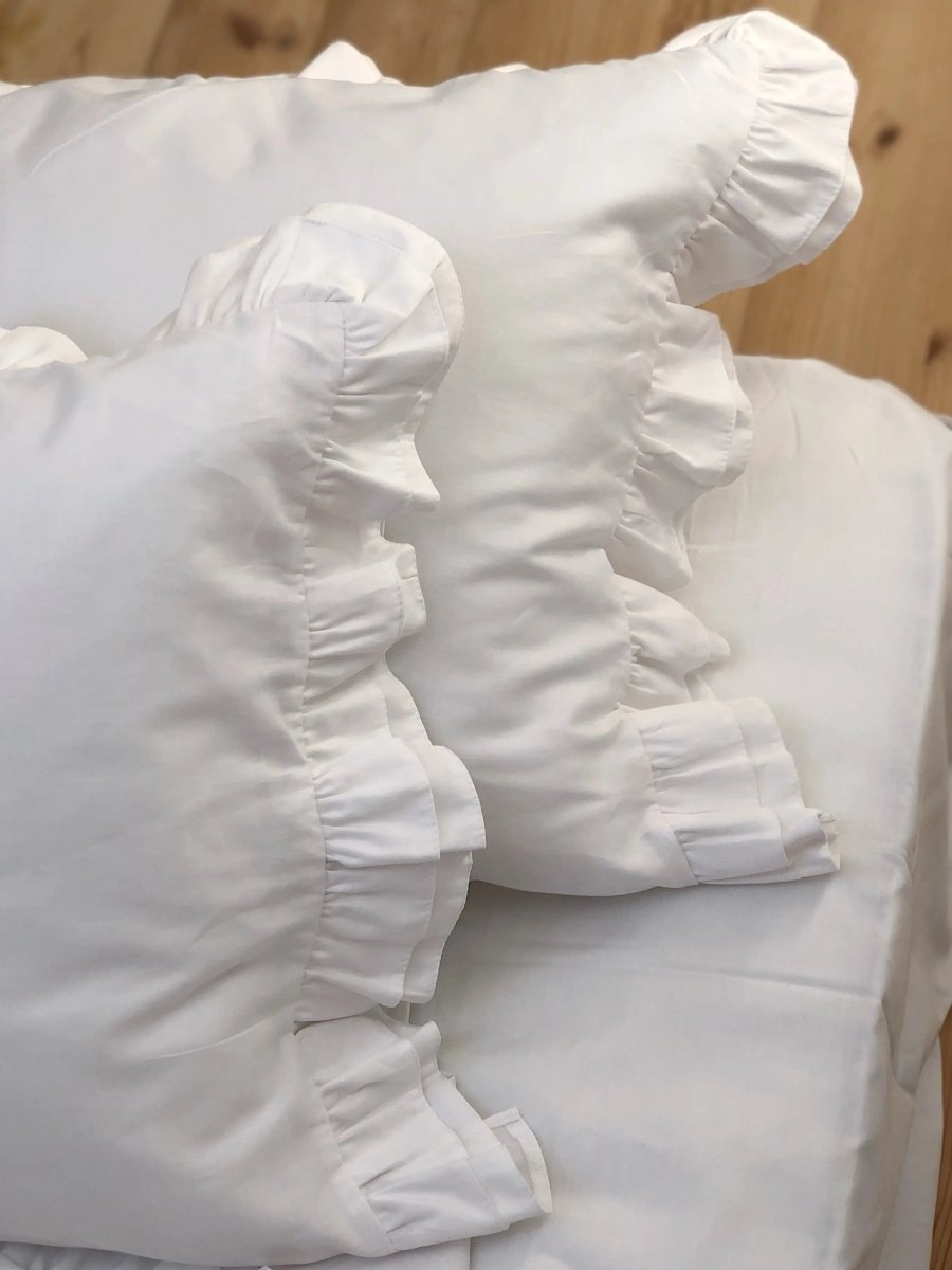 Pościel satynowa z merceryzowanej bawełny tureckiej 140 g/m² – biała z falbanką | Kolekcja Falbanki Wivanco Bedding