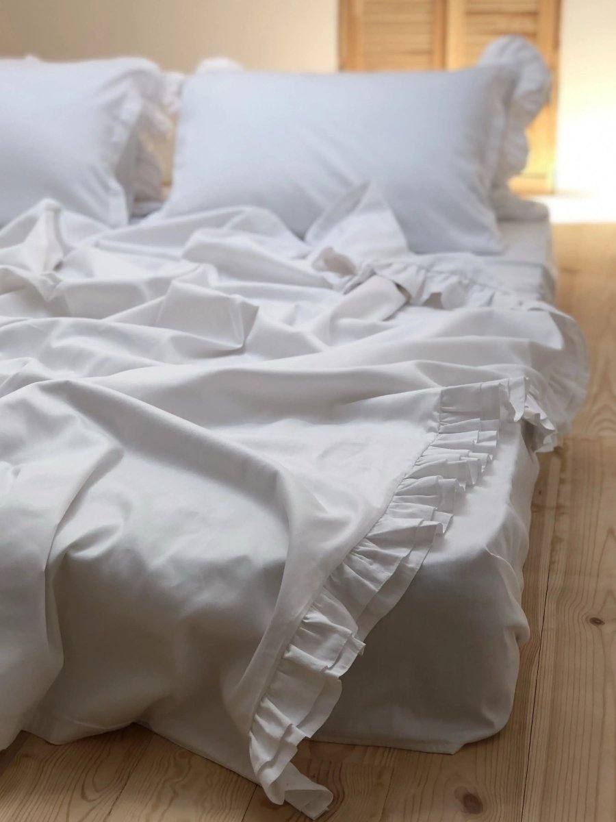Pościel satynowa z merceryzowanej bawełny tureckiej 140 g/m² – biała z falbanką | Kolekcja Falbanki Wivanco Bedding