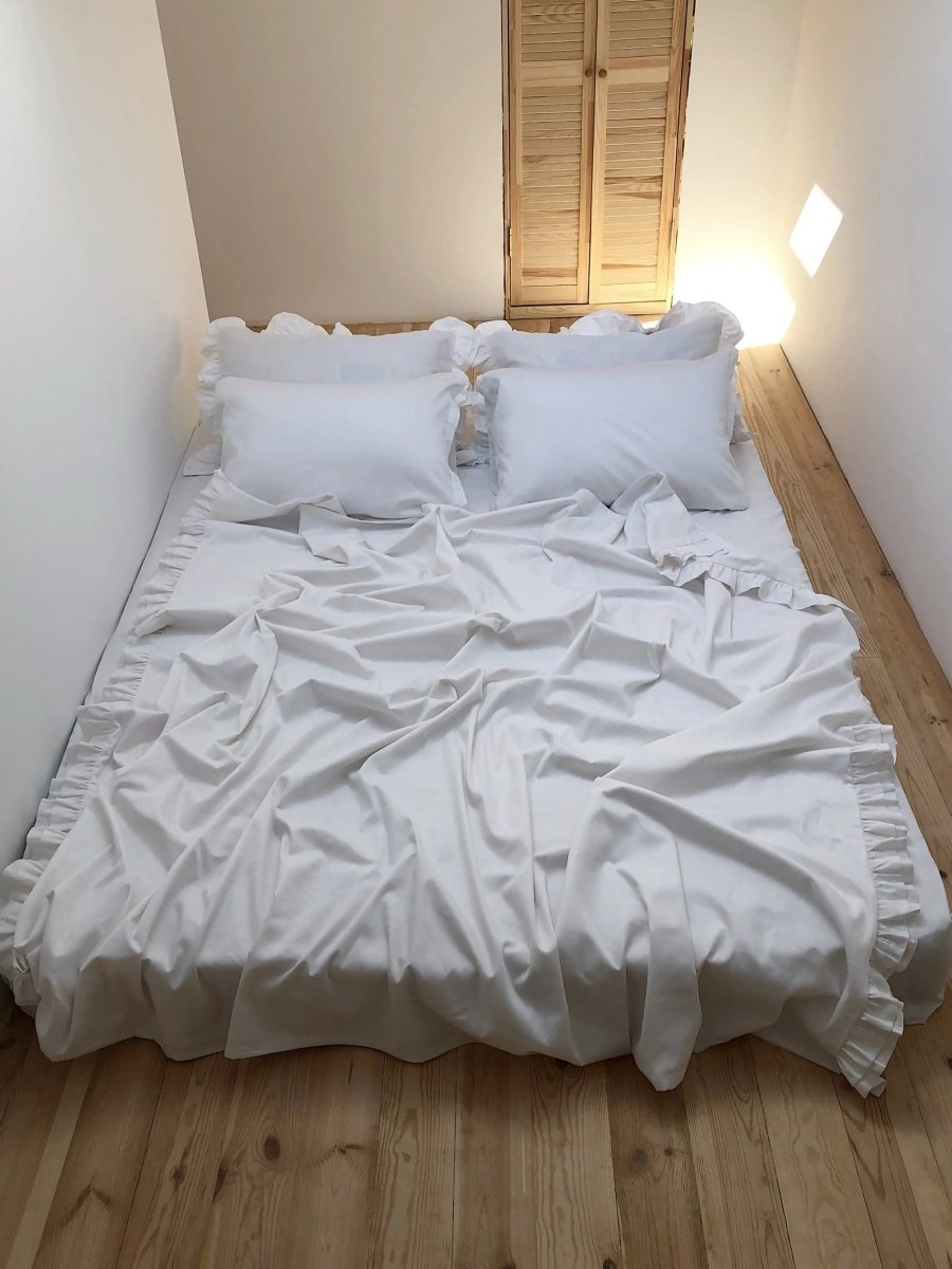 Pościel satynowa z merceryzowanej bawełny tureckiej 140 g/m² – biała z falbanką | Kolekcja Falbanki Wivanco Bedding