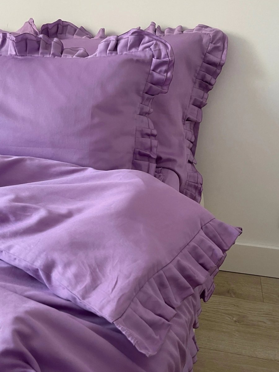 Pościel satynowa z merceryzowanej bawełny tureckiej 140 g/m² – liliowa z falbanką | Kolekcja Falbanki Wivanco Bedding