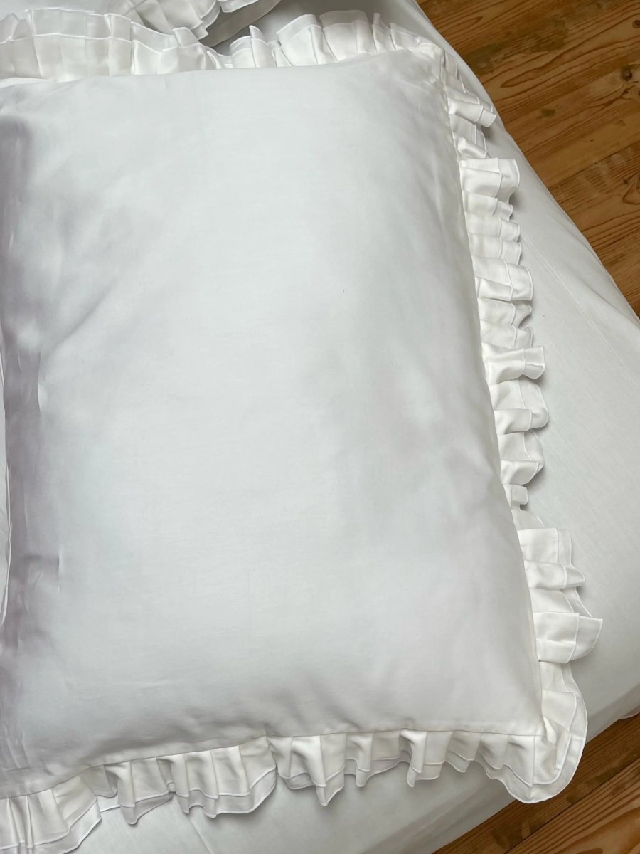 Pościel satynowa z merceryzowanej bawełny tureckiej 140 g/m² – mleczna z falbanką | Kolekcja Falbanki Wivanco Bedding