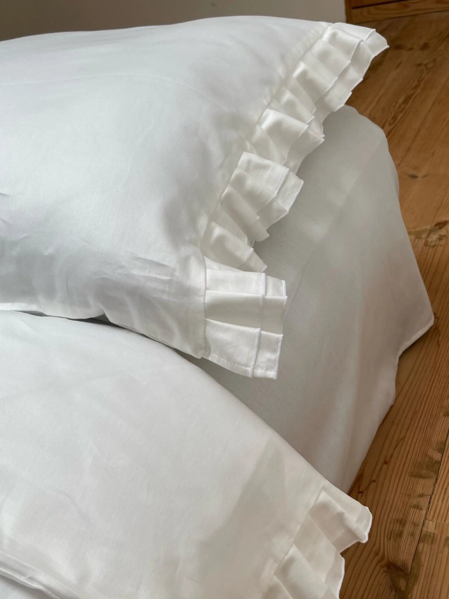 Pościel satynowa z merceryzowanej bawełny tureckiej 140 g/m² – mleczna z falbanką | Kolekcja Falbanki Wivanco Bedding