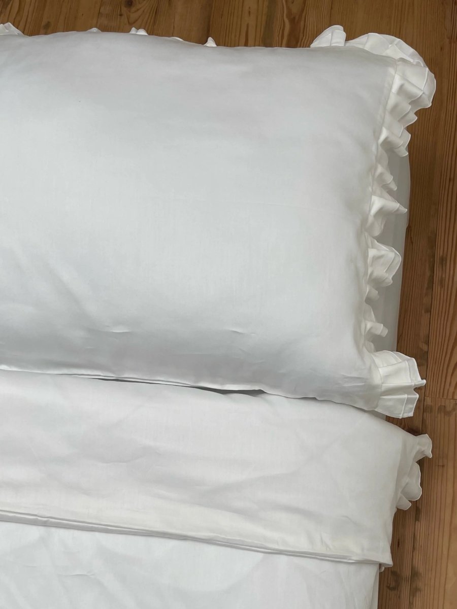 Pościel satynowa z merceryzowanej bawełny tureckiej 140 g/m² – mleczna z falbanką | Kolekcja Falbanki Wivanco Bedding