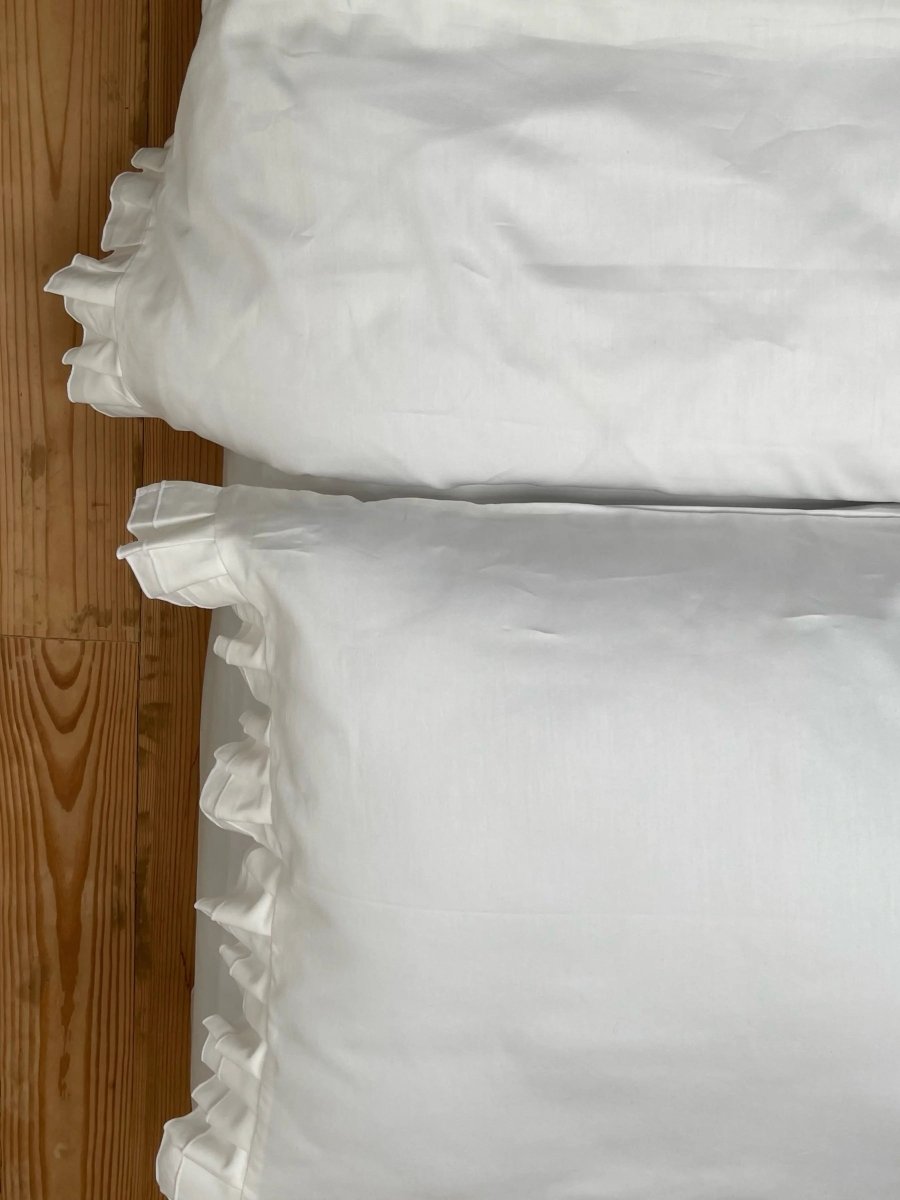 Pościel satynowa z merceryzowanej bawełny tureckiej 140 g/m² – mleczna z falbanką | Kolekcja Falbanki Wivanco Bedding