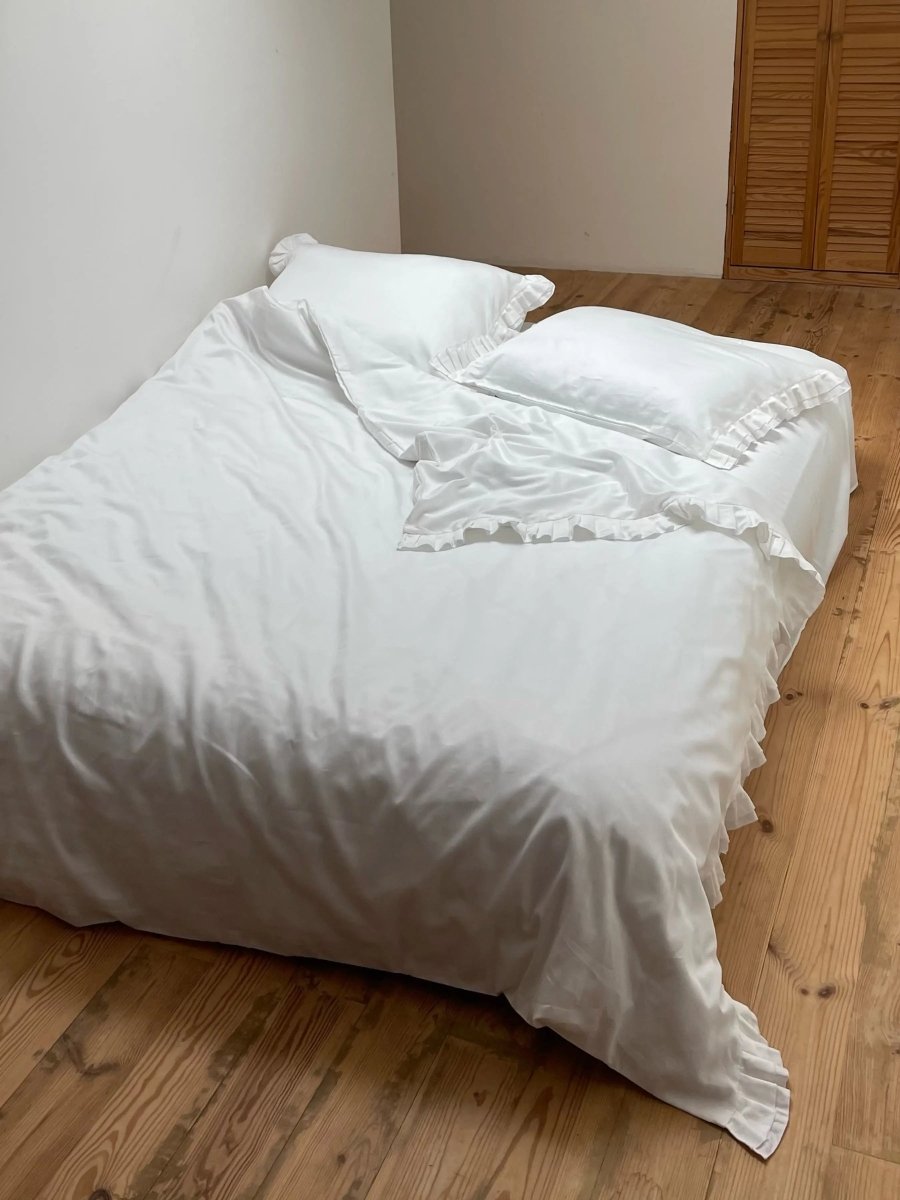 Pościel satynowa z merceryzowanej bawełny tureckiej 140 g/m² – mleczna z falbanką | Kolekcja Falbanki Wivanco Bedding