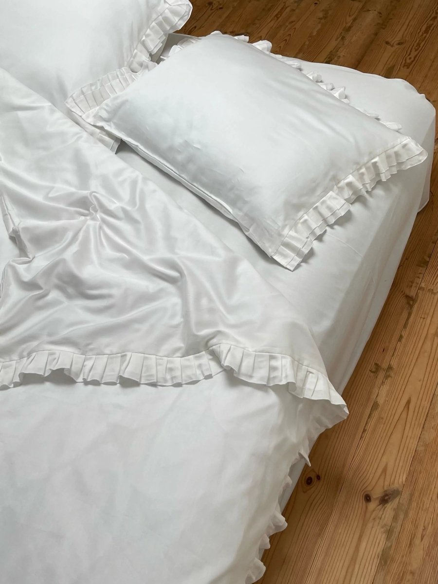 Pościel satynowa z merceryzowanej bawełny tureckiej 140 g/m² – mleczna z falbanką | Kolekcja Falbanki Wivanco Bedding