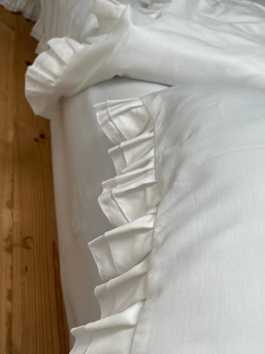 Pościel satynowa z merceryzowanej bawełny tureckiej 140 g/m² – mleczna z falbanką | Kolekcja Falbanki Wivanco Bedding