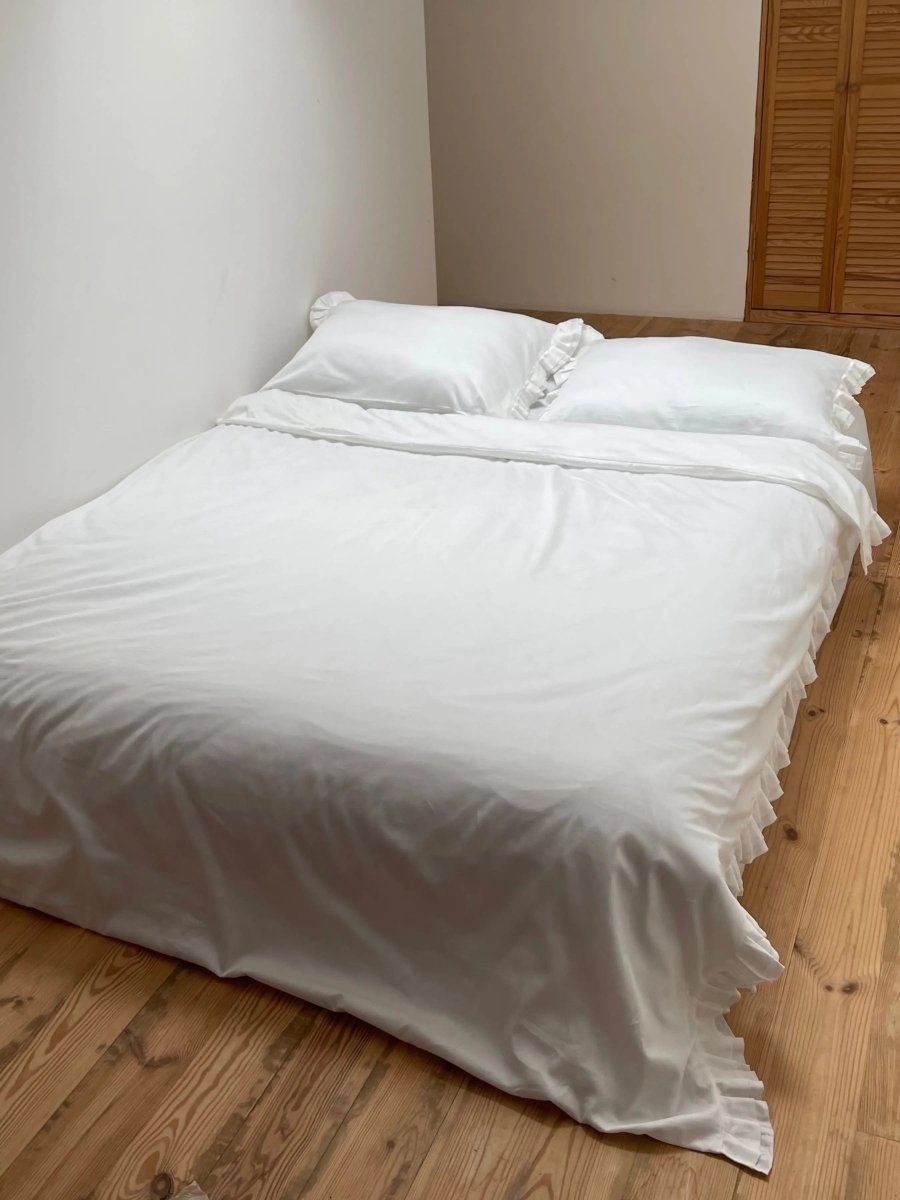 Pościel satynowa z merceryzowanej bawełny tureckiej 140 g/m² – mleczna z falbanką | Kolekcja Falbanki Wivanco Bedding
