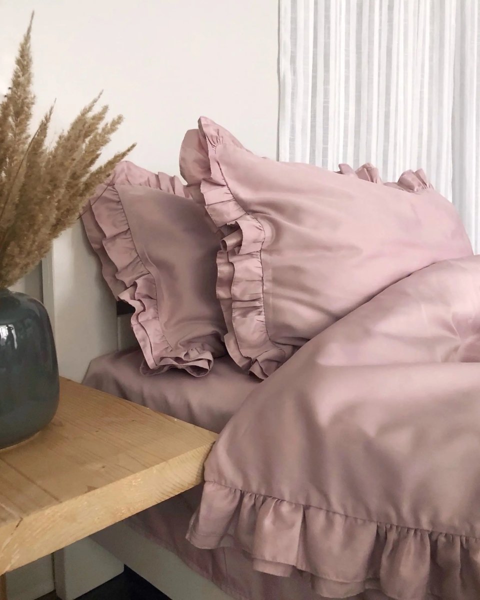 Pościel satynowa z merceryzowanej bawełny tureckiej 140 g/m² – różowa z falbanką | Kolekcja Falbanki Wivanco Bedding