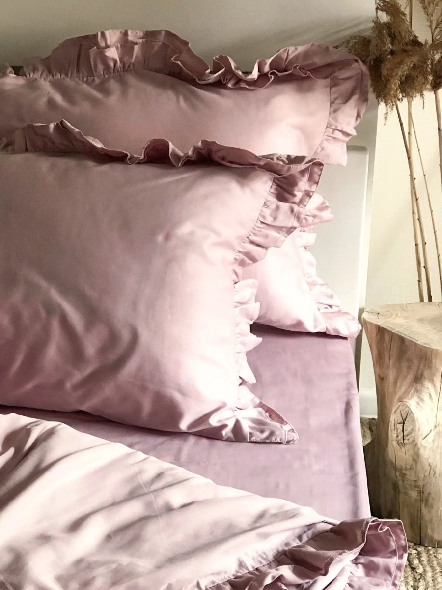 Pościel satynowa z merceryzowanej bawełny tureckiej 140 g/m² – różowa z falbanką | Kolekcja Falbanki Wivanco Bedding