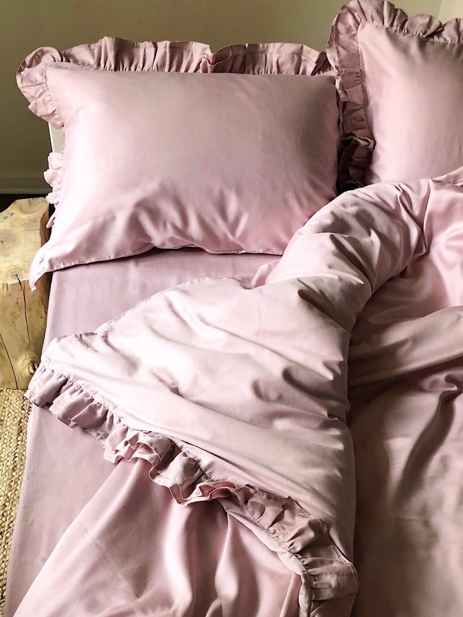 Pościel satynowa z merceryzowanej bawełny tureckiej 140 g/m² – różowa z falbanką | Kolekcja Falbanki Wivanco Bedding