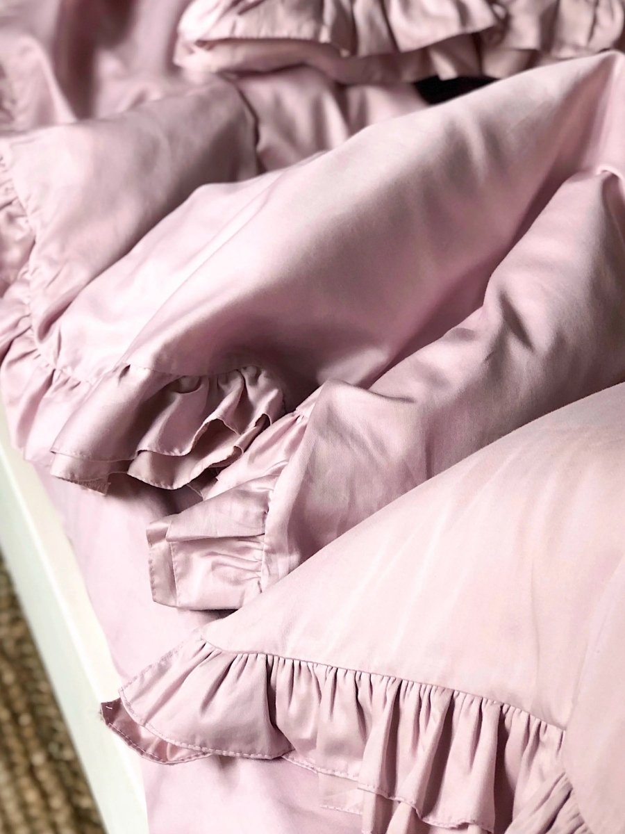 Pościel satynowa z merceryzowanej bawełny tureckiej 140 g/m² – różowa z falbanką | Kolekcja Falbanki Wivanco Bedding