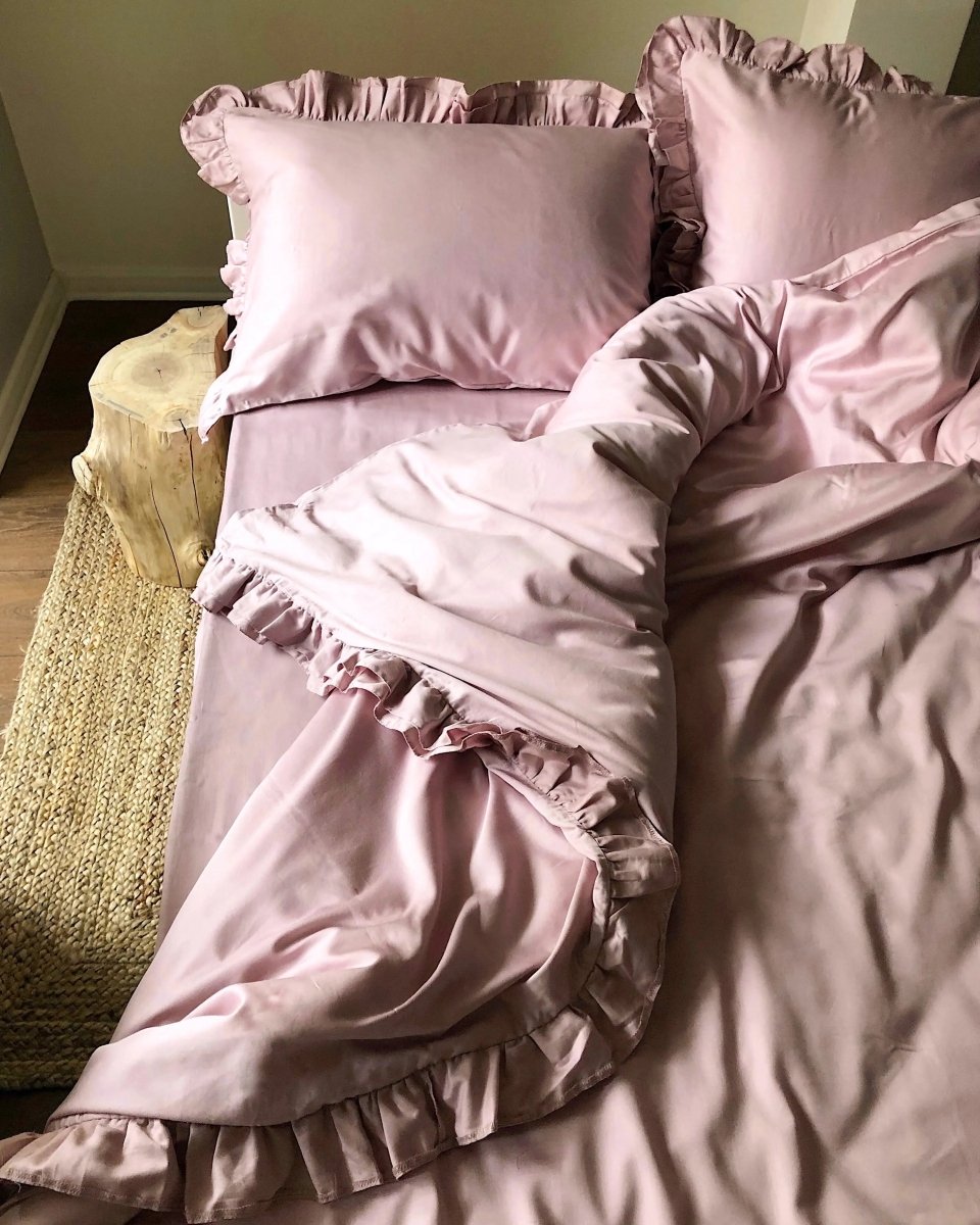 Pościel satynowa z merceryzowanej bawełny tureckiej 140 g/m² – różowa z falbanką | Kolekcja Falbanki Wivanco Bedding