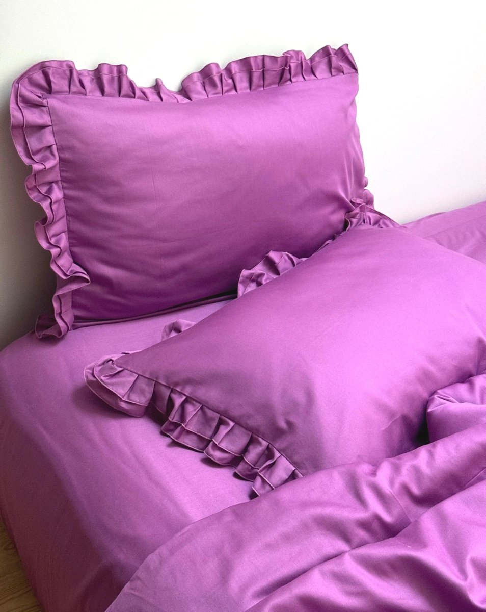 Pościel satynowa z merceryzowanej bawełny tureckiej 140 g/m² – ciemnoszara z falbanką | Kolekcja Falbanki Wivanco Bedding