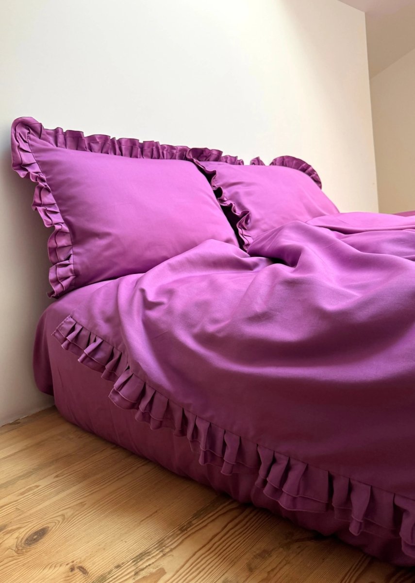 Pościel satynowa z merceryzowanej bawełny tureckiej 140 g/m² – ciemnoszara z falbanką | Kolekcja Falbanki Wivanco Bedding