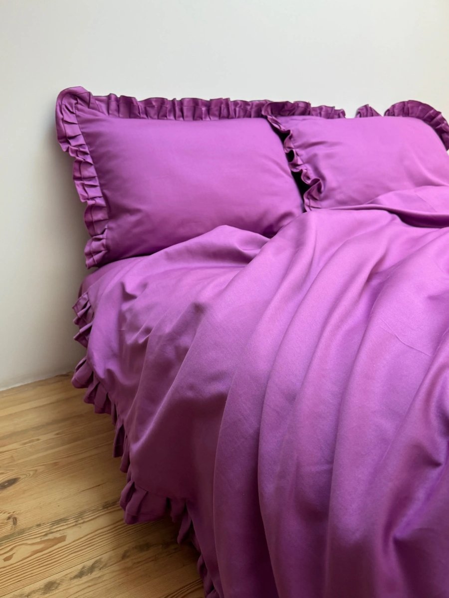 Pościel satynowa z merceryzowanej bawełny tureckiej 140 g/m² – ciemnoszara z falbanką | Kolekcja Falbanki Wivanco Bedding