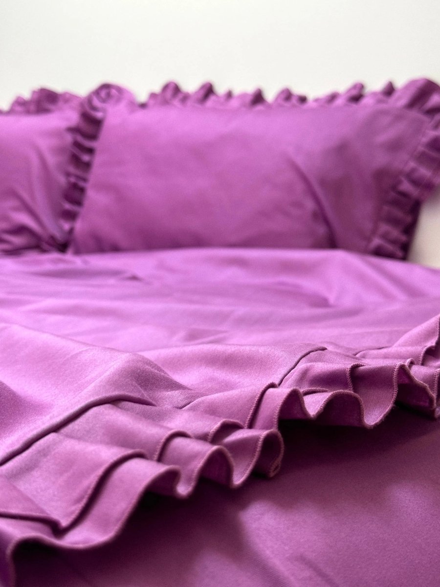 Pościel satynowa z merceryzowanej bawełny tureckiej 140 g/m² – ciemnoszara z falbanką | Kolekcja Falbanki Wivanco Bedding
